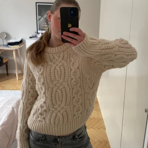 Stickad tröja zara  - Säljer nu min super mysiga beiga stickade tröja från zara i storlek S.  Bra skick!! Tryck gärna på köp nu 💕💕