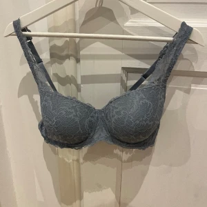 spets bh - säljer denna jätte söta bh:n från kappahl, den är helt oanvänd och säljer pga att jag köpte fel storlek 💙