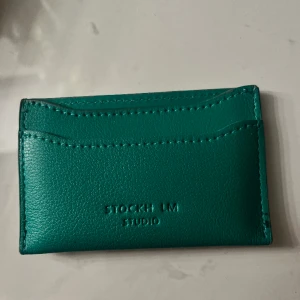 Plånbock - Intressekoll på denna coola plånboken🙌🏼 har två små fläckar på baksidan inget som märks men annars i bra skick👍🏻🎀