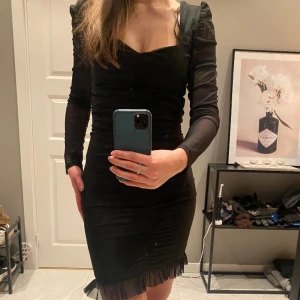 Klänning - Säljer denna fina klänning från NA-KD. Oanvänd, prislapp finns kvar. Får inte tillfälle att använda den. Storlek S. Vid ”köp nu” knappen skickas varan inom 3 dagar🤍