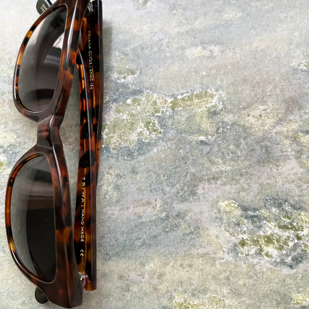 Assnygga solglasögon från Triwa som är perfekta inför sommaren ✨ Fint skick, bara en liten repa på vänstra glaset  Nypris: 900 kr . Övrigt.
