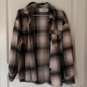 Overshirt  - Säljer nu min overshirt som bara hängt i garderoben i 2 år. Köpte i en butik ”Kings and Queens” för 599kr. På bild nummer 3 så ha den ett fåtal noppar som man lätt kan raka bort, fint skick!    Storlek: S Skick: 8/10 Nypris: 599kr Mitt pris: 200     