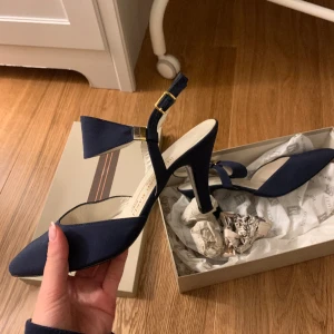 Bruno Magli klackskor  - Säljer dessa vintage Bruno magli skor!   Det är min mormors gamla skor, storlek 36!  Väldigt bra kvalitet och original tygpåsarna och boxen ingår.💓💓  (Originalpris 1200kr, bild 3)