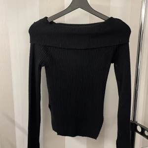 Off shoulder tröja - Oanvänd, har slits på sidan och vid ärmarna, super fin, strl m men passar även en xs🤍