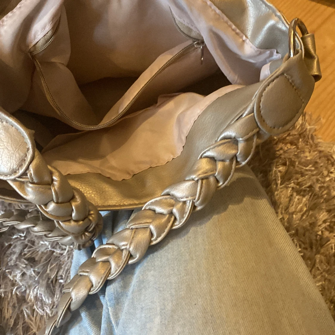 Säljer denna väska den inte används längre. vet inte vart den är ifrån - 90