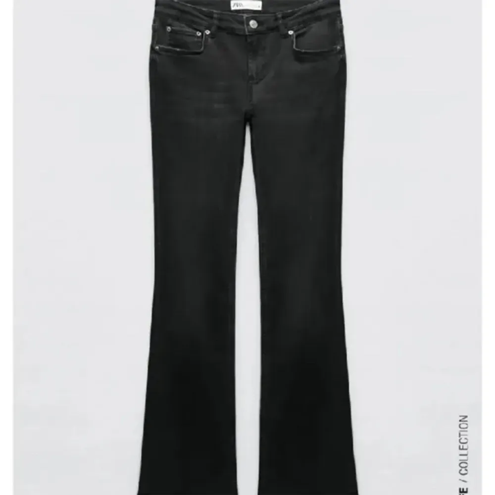 säljer dessa fina zara low waist jeans skriv för fler bilder❤️. Jeans & Byxor.
