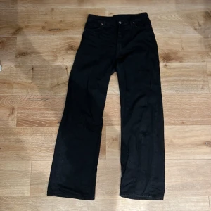 Svarta Monki jeans - Svarta Monki jeans knappt använt w28 så typ s eller 36 rakt ben  Midjemått 38c Rise: 28cm innerbenslängd: 80cm