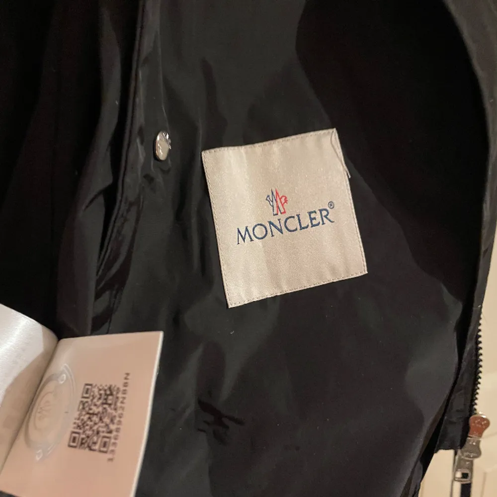 Tja, säljer nu denna Moncler jacka till ett bra pris. Om ni har några frågor så skriv privat! (NFC tillgängligt). Jackor.