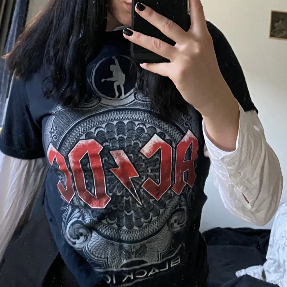 Säljer denna feta AC/DC t-shirten, äkta Merch från konsert i Sverige. . T-shirts.