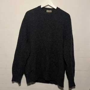 Valentino tröja - Brand: Valentino garavani Item: Sweater Size: S/M fits large Color: grå Condition: 7/10 lite använd, har ett litet hål som inte syns vid tröjan New Price/Nypris: 3000kr  Price: 700 Price can be changed Priset är inte hugget i sten