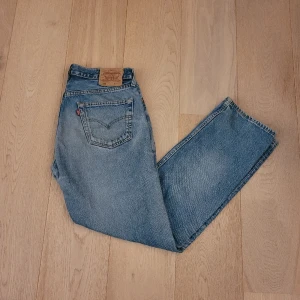 Vintage Levi's - Vintage levi's jeans i den PERFEKTA washen! Riktigt feta utan märkvärda skador!