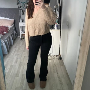 Stickad tröja - Beige stickad tröja från H&M. Använd några gånger, i bra skick.