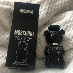 Säljer Moschino toy boy 30ml som är helt ny. Har dubblett och därför säljer jag denna🙂 