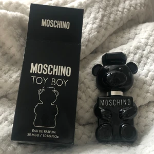Moschino Toy Boy parfym  - Säljer Moschino toy boy 30ml som är helt ny. Har dubblett och därför säljer jag denna🙂 