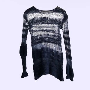 glest stickad tröja  - jättefin glest stickad tröja köpt här på plick, (bilderna är lånade)! säljer då den inte kommer till användning🫐🌀