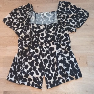 Hm top - Super fin top från hm, knappt använt! Storlek M men liten i storlek så den är som en S!  Finns inte kvar att köpa på deras hemsida!🫶🏻