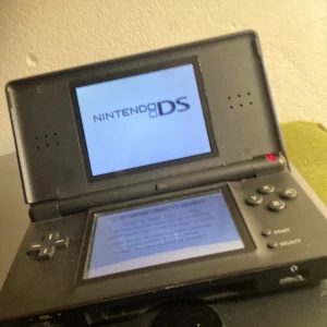 Nintendo DS lite - Säljer min favorit Liten konsol. Den bara samlar damm och har förlorat intresse för gamla videospel inkluderar 4 spel- Mario kart, Lego- Marcel- Mario world- Pokemon (ej original)