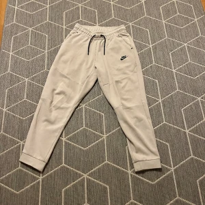 Nike Tech Fleece  - Säljer mina nike tech byxor i färgen beige, de är väldigt fräscha och knappt använda. Säljer dem då dem är för små för mig och inte passar längre. Vid fler frågor kontakt privat. Fri frakt📦
