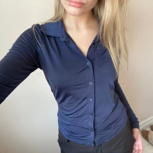 Marinblå tröja - Säljer nu min fina tröja som är i mörkblå/marinblå färg. Materialet är väldigt mjukt, nästan lite sidenaktigt. Väldigt fin till vardags men också till fest med en spetstopp under💞tröjan är ifrån bikbok.