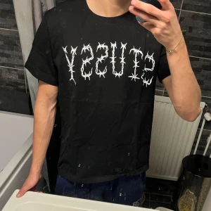 Stussy T-shirt  - Sjukt snygg stussy T-shirt. Aldrig använd kommer med påse. Storlek M. Skriv för fler bilder och pris kan diskuteras!