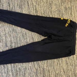 Mjukisbyxor blå  - Väldigt mjuka mjukisbyxor. Vill minnas att det finns ett väldigt litet hål på de. 