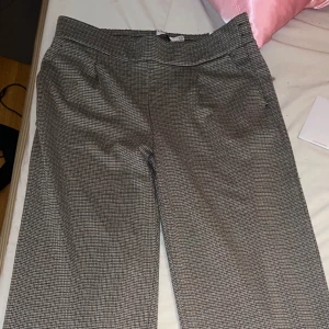 Nya kostymbyxor i stretch - De var lite mindre i storlek än jag trodde så skulle passa en L. Helt nya dock utan pris lapp. 