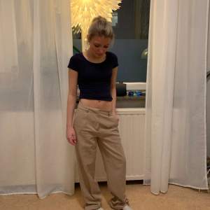 Beige kostymbyxor, lowwaist, aldrig använda