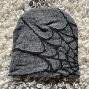 Y2k beanie - Y2k beanie med spindel tryck. Passar alla och sitter bra.