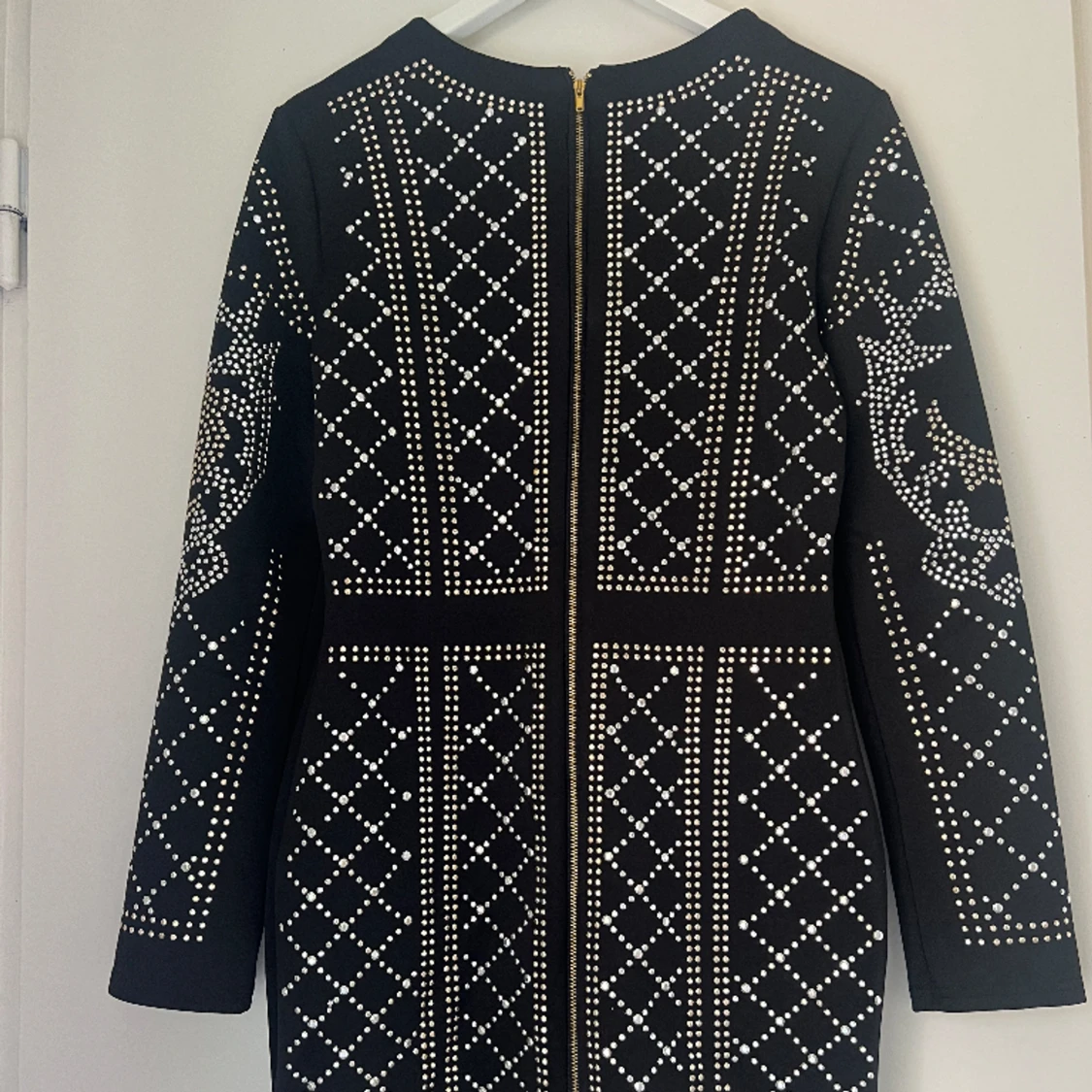 Svart klänning med detaljer  - 91