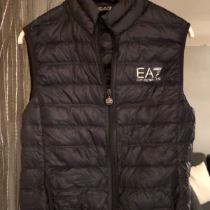  Armani väst  - En  jättefin Armani  väst  som kan använda både tjej och kille jag har inte kommit med användning med den har använt den bara en gång det är jättebra kvalitet på den Den är marinblå