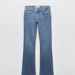 Jeans  - Säljer ett par trendiga bootcut jeans från zara, low Waist. Köpte för 399kr i höstast men endast används 3 gånger då de inte passar mig (priset går att diskutera vid snabb affär) 💕