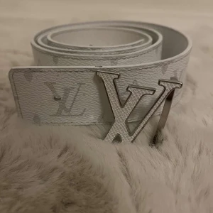 LV Initiales 40mm Reversible Belt - Ett jättefint luis vuitton bälte i färgen vit. Köpt på LV butiken i Stockholm, finns även kvitto på det. Använt ett fåtal gånger. Tveka inte vid frågor! 