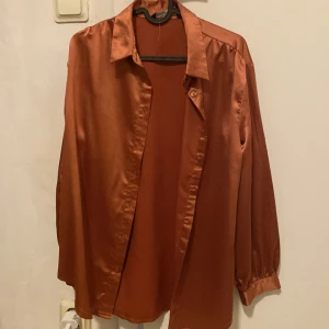 En snygg tjorta  - 36 storlek bra sikt 