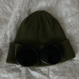 Cp Conpany mössa - Köpt på NK för 1499. Använd fåtal gånger. Skick 9/10 då man kan se fåtal repor på glaset. Plasten är kvar på insidan av glaset även lappen där man kan scanna qr-koden. Pris går att diskutera.