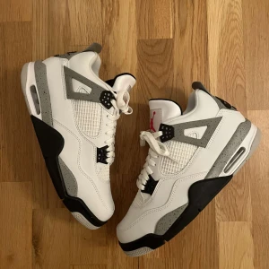 Jordan 4 cement  - Storlek 44 men passar som 43 Box kommer ej med Perfekta skor till vår/sommaren 