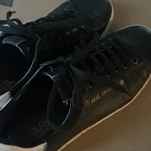 Karl Lagerfeldt sneakers - Sparsamt använda sneakers. Nypris 2285kr, säljer för 1800kr. Pris kan diskuteras!