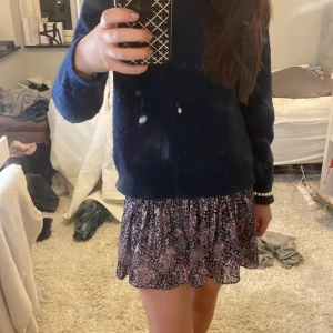 Zara blommig kjol  - Så snygg kjol från zara med inbyggda shorts!!