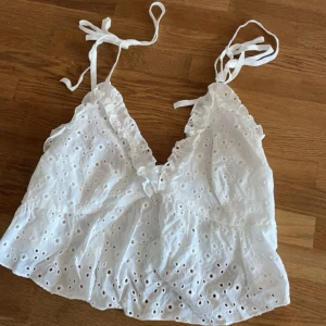 Vit sommartopp - En jättegulligt och somrig topp som är för stor för mig❣️Är i storlek S men passar bättre på nån med M tror jag. Aldrig använd❣️
