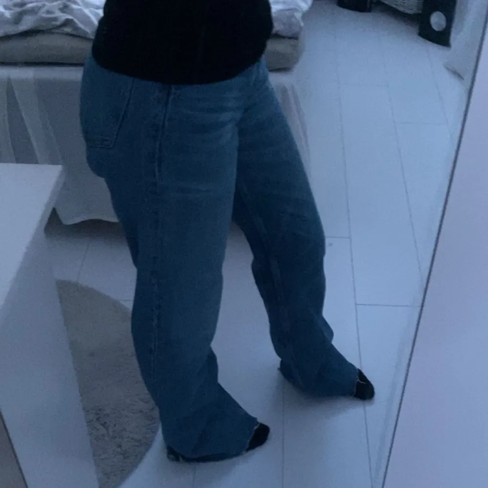 Mörkblå zara jeans i storlek, 34 men passar en 36 också🤍sitter jättefint på, aldrig använda så i nyskick, mitt pris: 150kr🤍kom privat för mera . Jeans & Byxor.