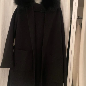 Kappa med päls  - Säljer min kappa med päls. Strl S