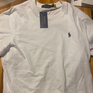 Ralph Lauren vit t shirt  - Polo Ralph Lauren t-shirt 💸💸 M-L 🔌🔌 Skick 10/10 HELT NY 📌📌 Snyggt som fan 🔥🔥