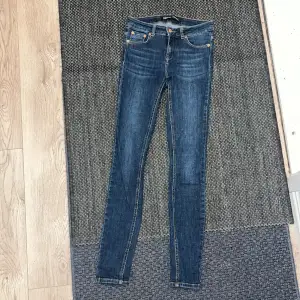 Blå jeans som sitter som en smäck, tyvärr har jag växt ur dem! Ens öglan har lossnat lite (se bild 3), därav det låga priset! Bortsett från öglan är byxorna i toppskick 