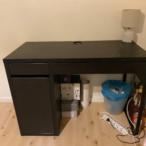 Skrivbord - Ikea skrivbord Micke. Väl använd, finns några märken på skivan.  Mått: 105x50cm