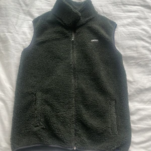 Fleeceväst denim projekt grön - Fleeceväst i nytt skick endast använd några gånger. Grön från märket denim project. Storlek S men passar även M