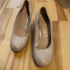 Pumps strl 37 - Säljes i begagnat skick  Strl 37 Kolla gärna in mina andra annonser för samfrakt. 