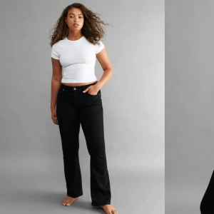 Lågmidjade jeans - Svarta, lågmidjade jeans från Gina. Inga defekter på dom. Nypris 500kr.