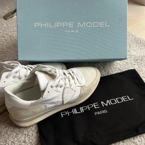 Philippe Model sneakers - Säljer dessa as coola sneakers från Philippe Model i storlek 41! De är sparsamt använda men de förekommer lite slitningar & smuts så skicket är 7/10! Låda, dustbag och kort medföljer! Nypris: 3700kr 