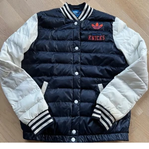 Adidas jacka i stl S! Nyskick  - Superfin Adidas jacka i stl S! Nyskick på jackan.   Kan skicka eller mötas upp i Uppsala.   Pris 250kr 