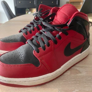 Air jordan 1 röd/svart - Skick 6-7/10 väldigt sällan använda men har använts, låda finns