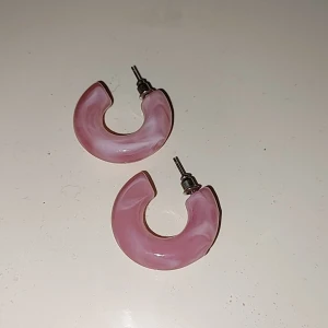 Rosa örhängen - Jättefina örhängen, fick i present för några år sedan men har aldrig använt de. Inte ens testade❤️